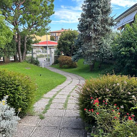 Апартаменты Gold Garda Desenzano Дезенцано-дель-Гарда Экстерьер фото