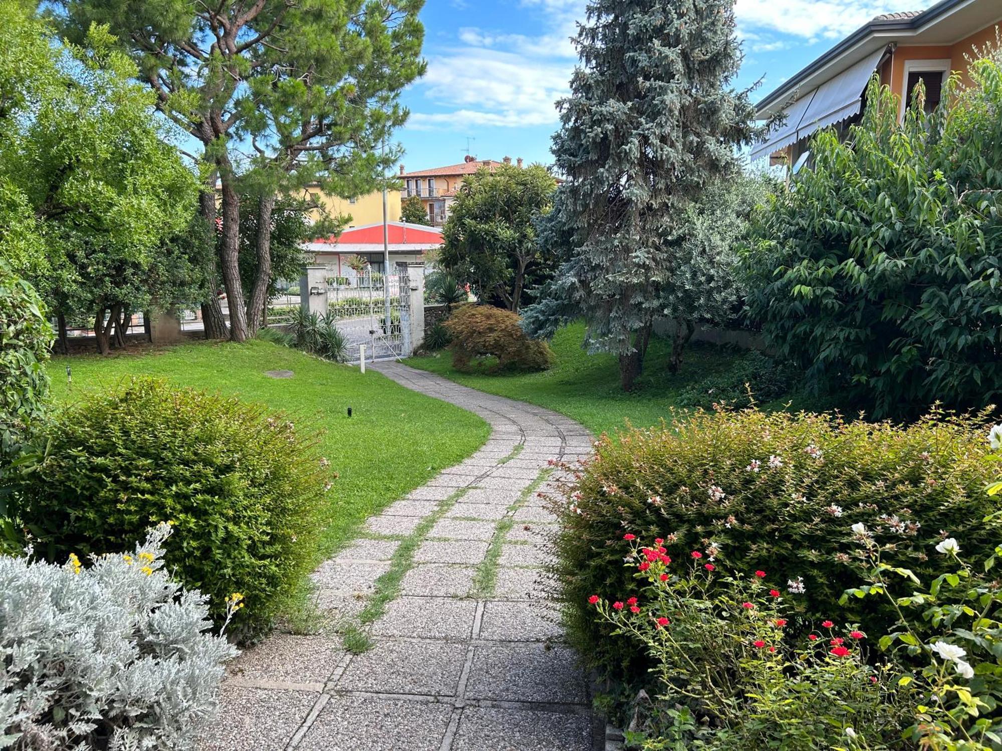 Апартаменты Gold Garda Desenzano Дезенцано-дель-Гарда Экстерьер фото