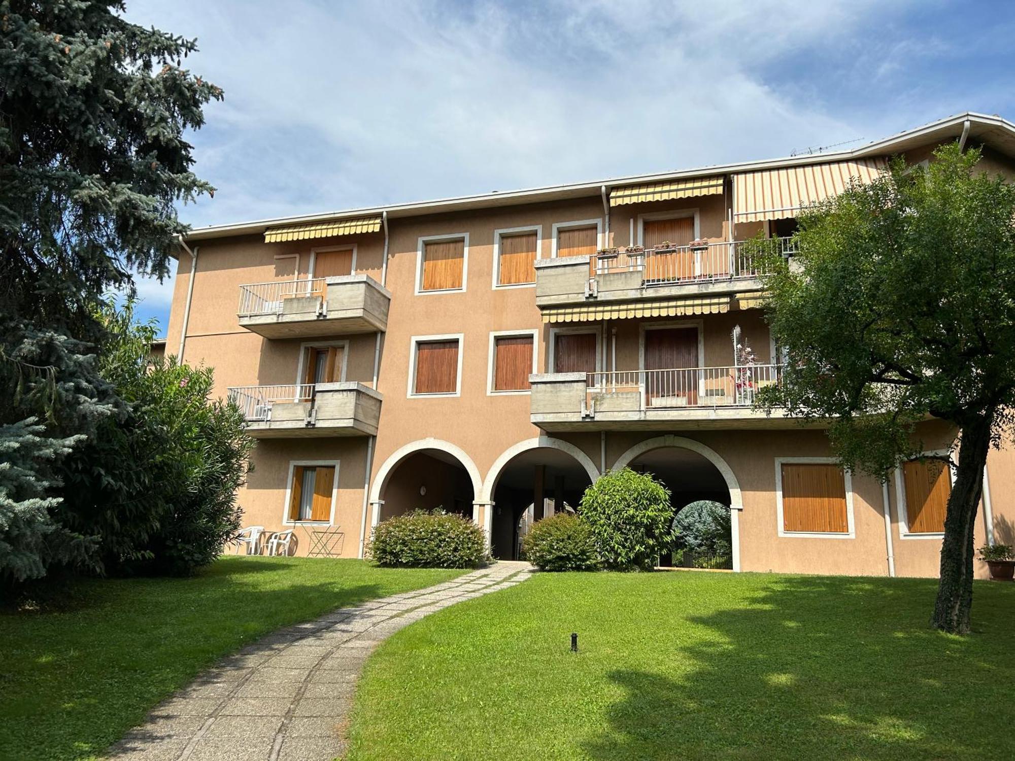 Апартаменты Gold Garda Desenzano Дезенцано-дель-Гарда Экстерьер фото